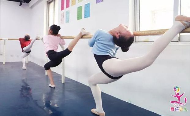 快来掌握正确压腿方法!