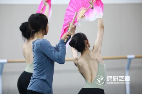 舞蹈老师的惩罚套路,是怎么做到全国统一的? 舞蹈老师的惩罚套路,是怎么做到全国统一的?