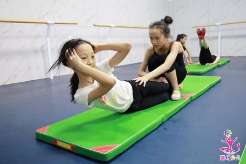 練舞的孩子如何提高身體素質？在家就可以鍛煉腹背肌的5種方法