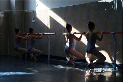 舞研国标月测丨他们震撼开场！来舞研，全面打响国标舞艺考之战！