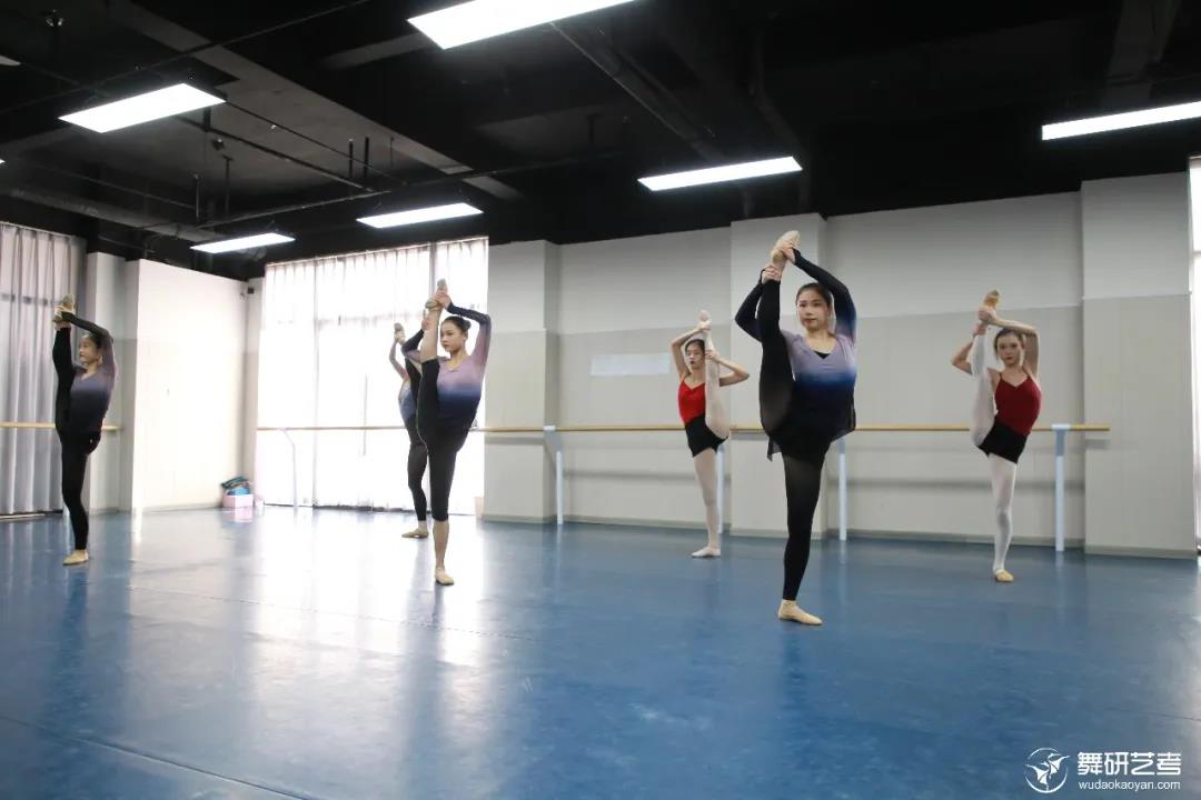 什么样的技巧组合才是最适合自己的呢?舞蹈技巧怎样做才抢眼，还能有连贯性？