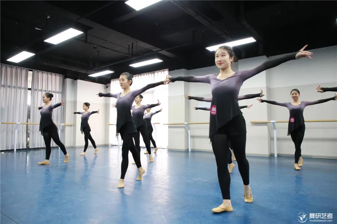 什么样的技巧组合才是最适合自己的呢?舞蹈技巧怎样做才抢眼，还能有连贯性？