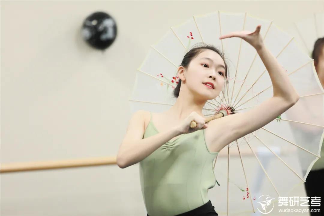为什么有些姑娘，一看就知道她是学跳舞的？