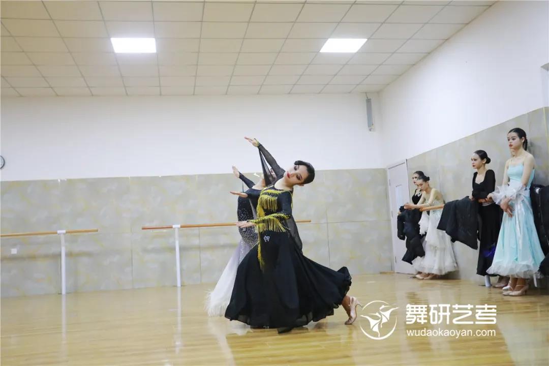 国标舞基本功八大技巧来啦！快拿小本本记下来吧~