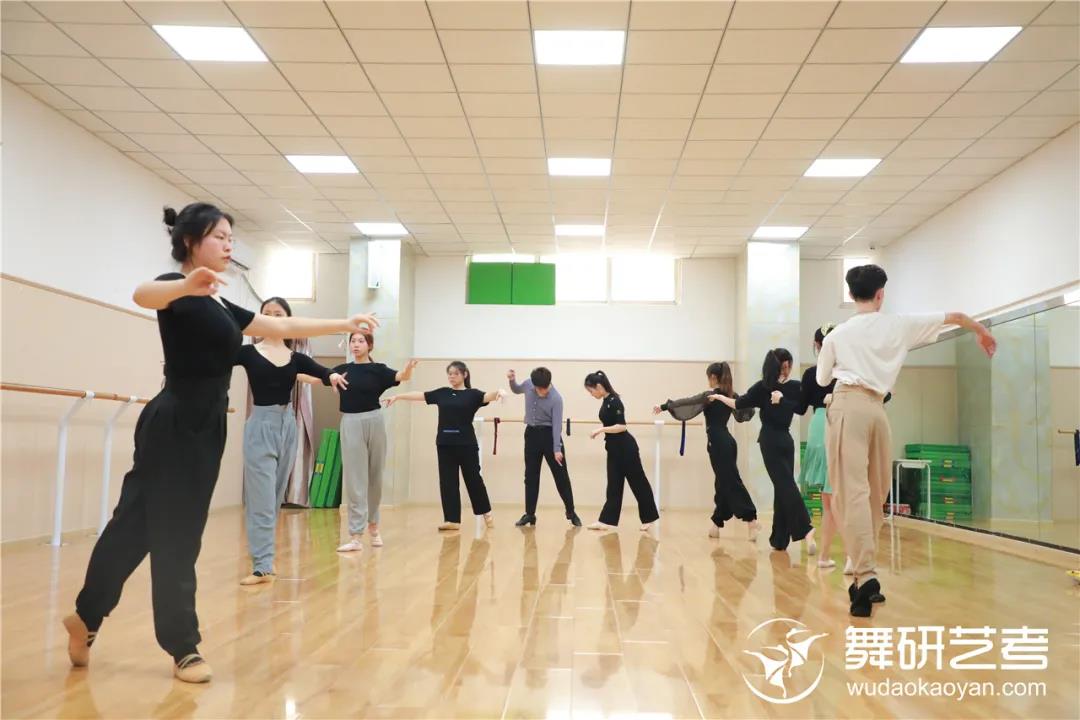 国标舞学起来真有这么丝滑吗?二十天竟然能学这么多! 国标舞学起来真有这么丝滑吗?二十天竟然能学这么多!