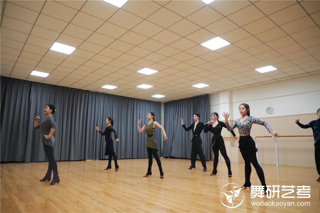 国标舞学起来真有这么丝滑吗?二十天竟然能学这么多! 国标舞学起来真有这么丝滑吗?二十天竟然能学这么多!