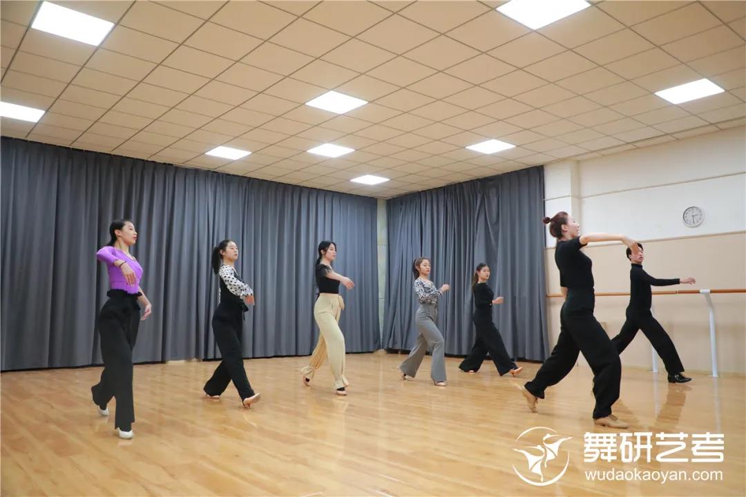 国标舞学起来真有这么丝滑吗?二十天竟然能学这么多! 国标舞学起来真有这么丝滑吗?二十天竟然能学这么多!