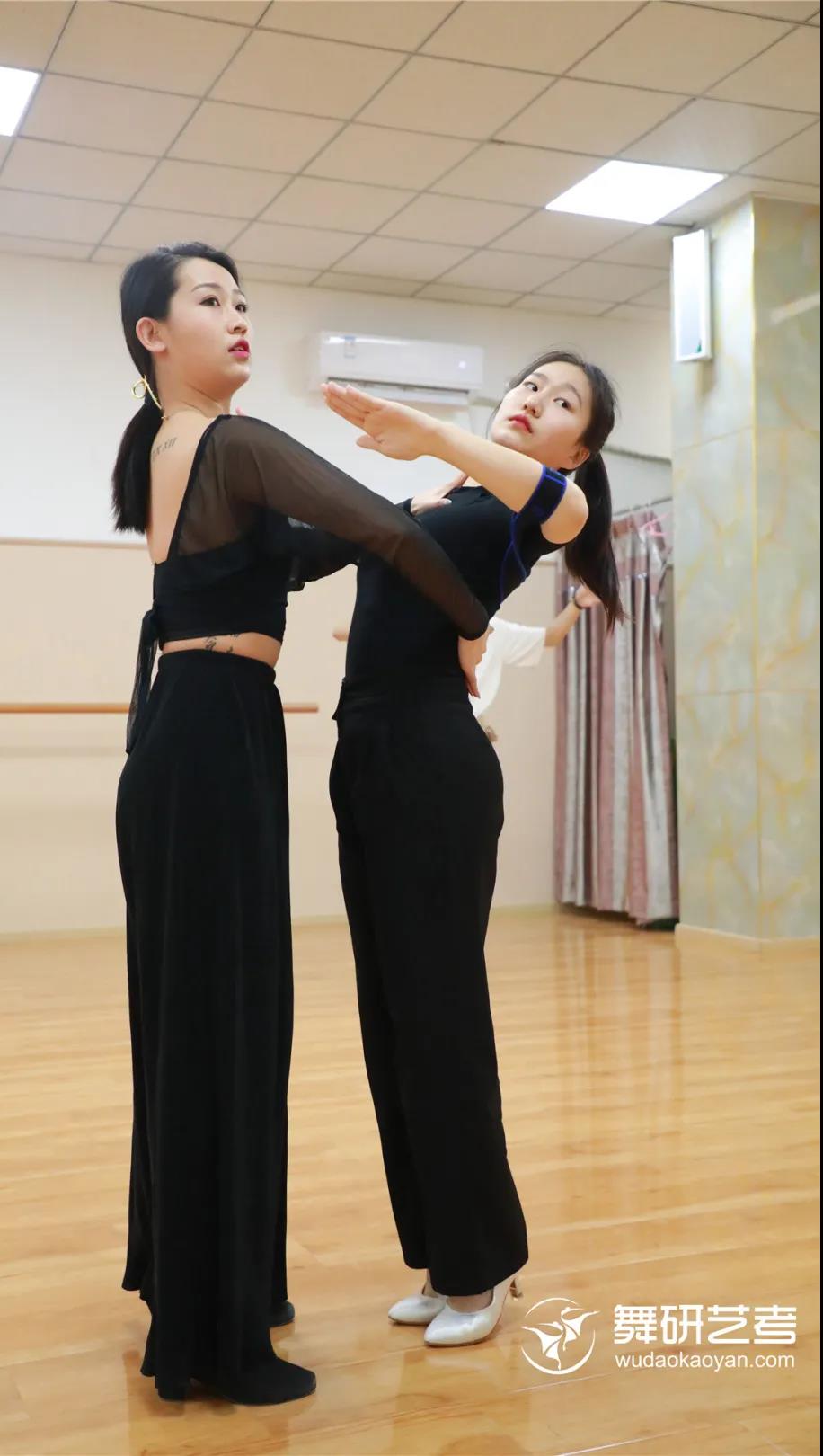 国标舞学起来真有这么丝滑吗?二十天竟然能学这么多! 国标舞学起来真有这么丝滑吗?二十天竟然能学这么多!
