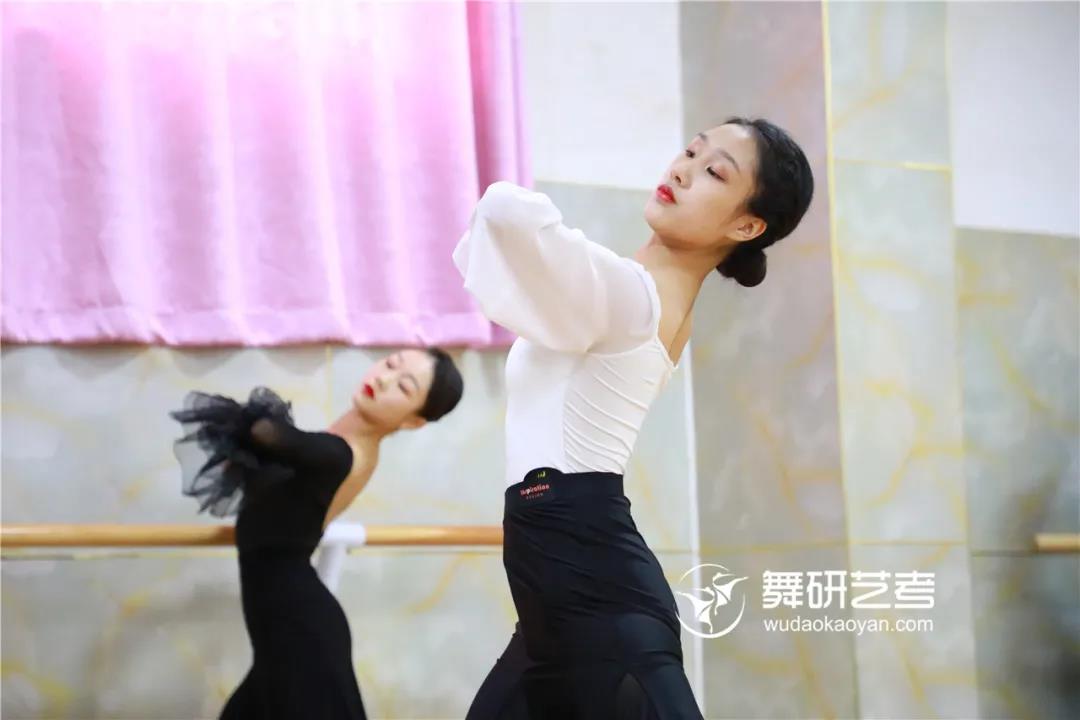 什么？摩登舞竟然有口诀！原来优雅的摩登舞步是这样练的...