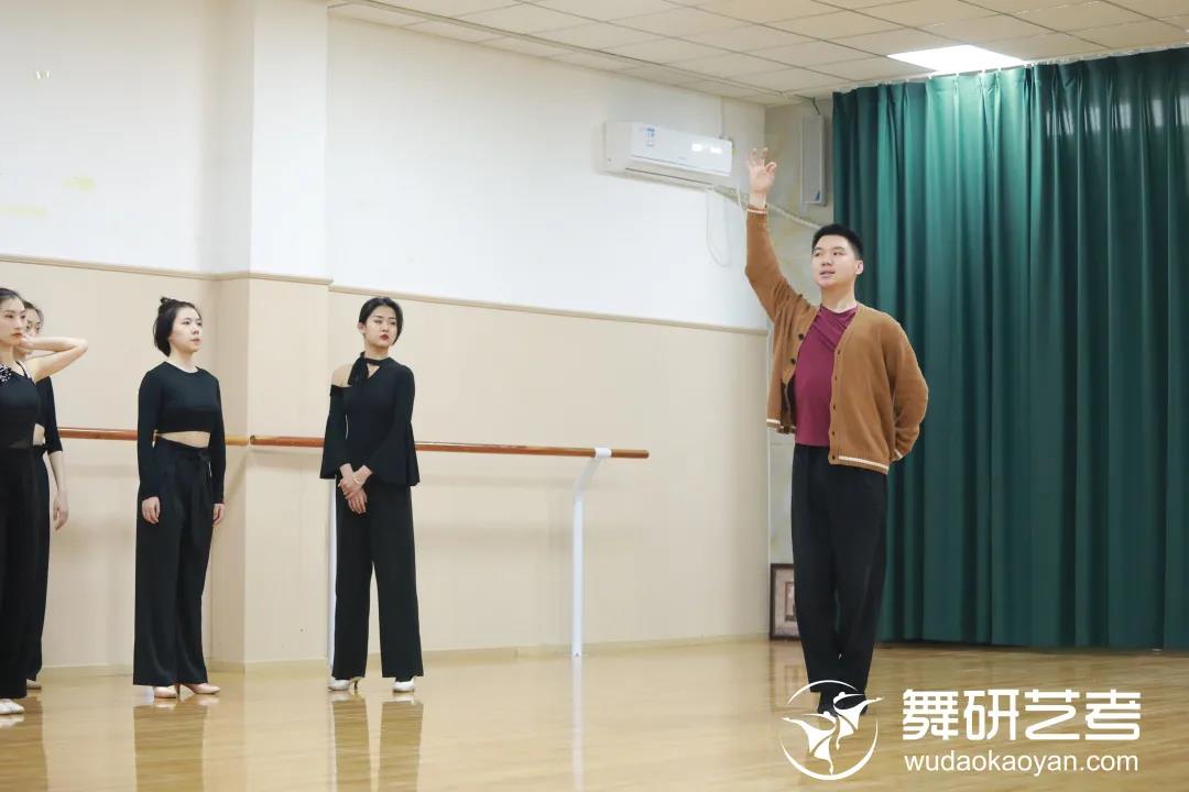 舞研国标舞学员在你看不见的日子里，我在悄悄惊艳你！
