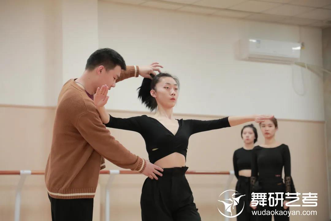 舞研国标舞学员在你看不见的日子里，我在悄悄惊艳你！