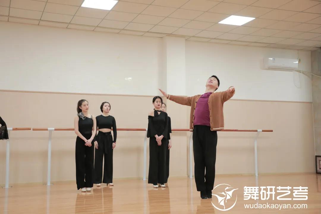 舞研国标舞学员在你看不见的日子里，我在悄悄惊艳你！