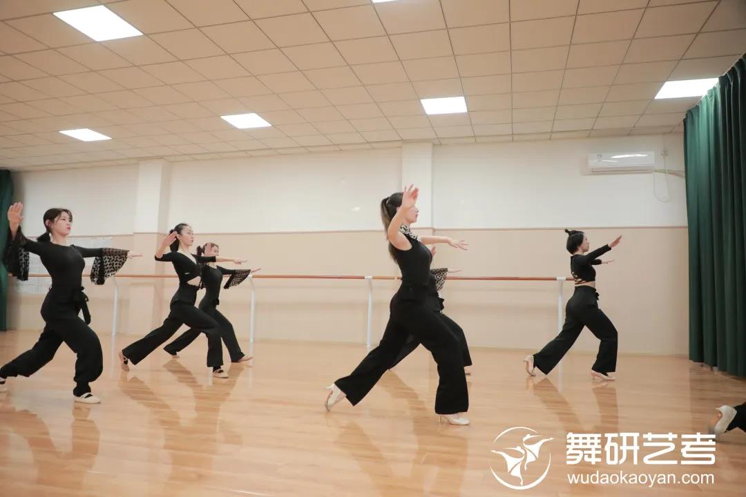 舞研国标舞学员在你看不见的日子里，我在悄悄惊艳你！