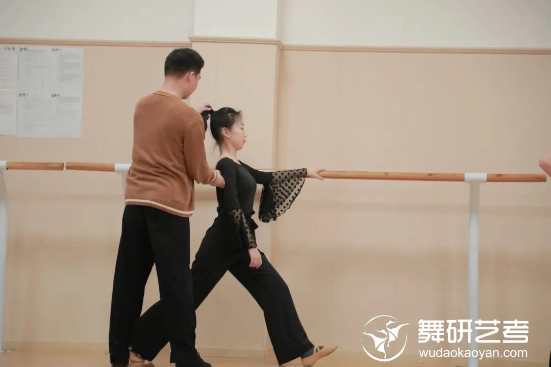 舞研国标舞学员在你看不见的日子里，我在悄悄惊艳你！