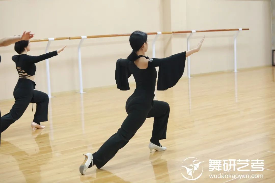 舞研国标舞学员在你看不见的日子里，我在悄悄惊艳你！