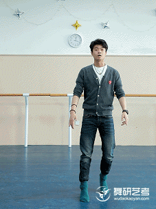 维吾尔族舞蹈教学第三弹:横垫步应该怎么做?